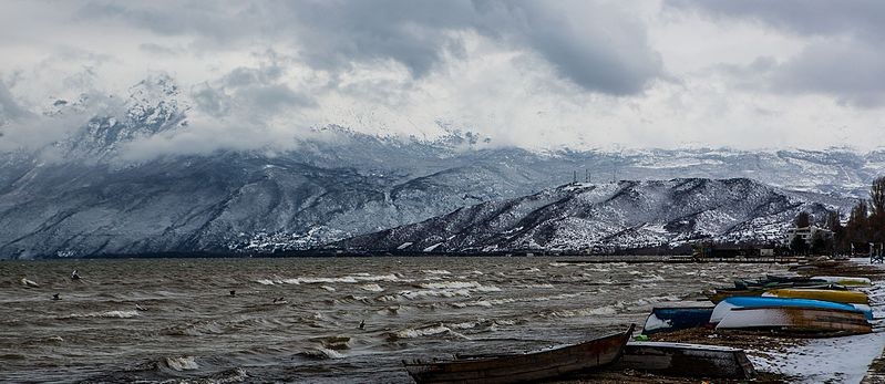 Tempestade se formando acima do Lago Ocrida, em Pogradec, Albânia (Foto: Wikimedia Commons)