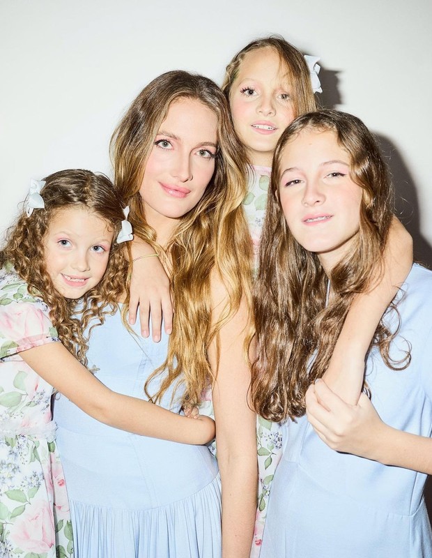 Schynaider Moura com Anne Marie, Elle Marie e Gioe Marie, sua filhas do casamento com Mário Alberto Garnero (Foto: Reprodução/Instagram)