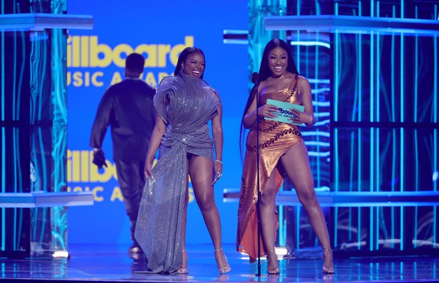 LAS VEGAS, NEVADA - MAY 15: (EDITORS NOTE: Image contains nudity.) (L-R) JT and Yung Miami of City Girls speak onstage during the 2022 Billboard Music Awards at MGM Grand Garden Arena on May 15, 2022 in Las Vegas, Nevada. (Photo by Ethan Miller/Getty Imag (Foto: Getty Images)