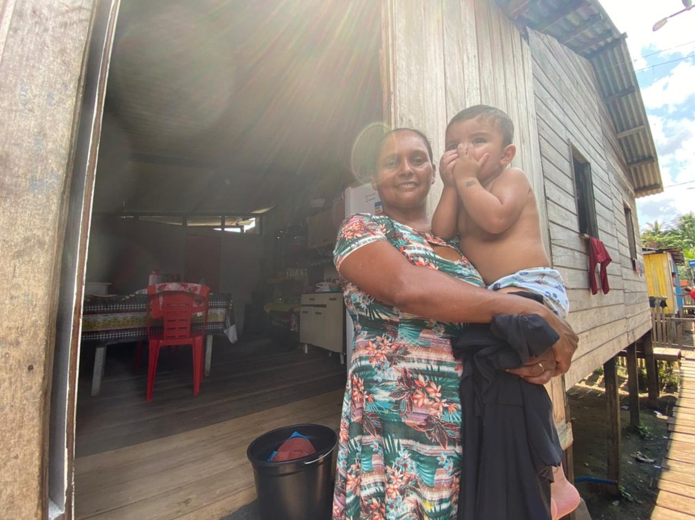 CALHA NORTE - A dona de casa Marilena Braga da Conceição, de 37 anos, com um dos filhos no colo no bairro da Várzea, em Cruzeiro do Sul.  — Foto: Mayara Subtil/Rede Amazônica