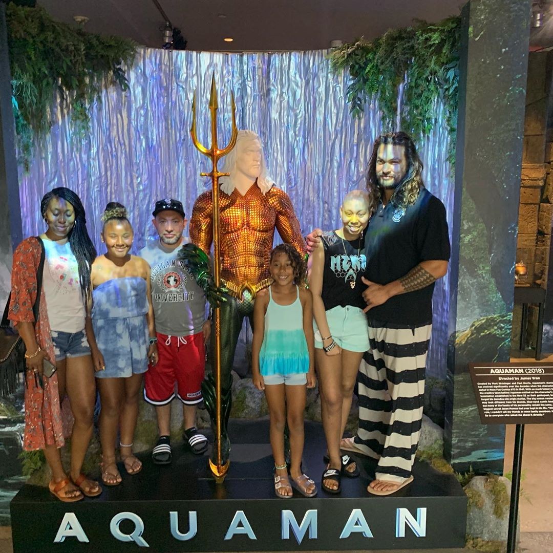 Jason Momoa leva crianças a estúdio da Warner Bros. (Foto: reprodução / Instagram)