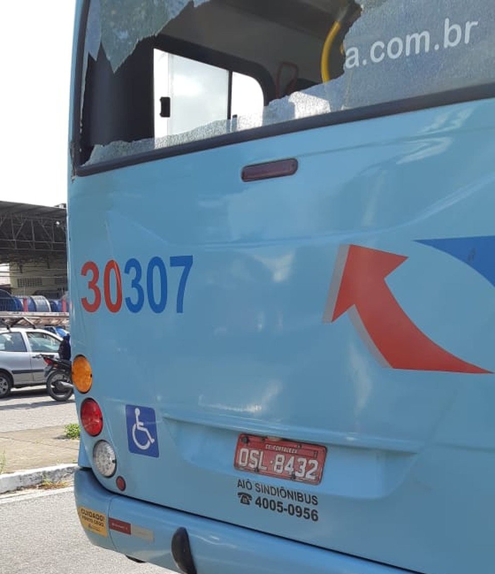  ColisÃ£o entre dois Ã´nibus bloqueia uma faixa na BR-222 em Fortaleza.  â Foto: DivulgaÃ§Ã£o