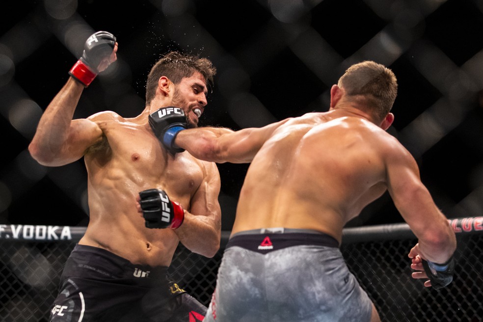 Ian Heinisch (de costas) acerta um jab no rosto de AntÃ´nio Cara de Sapato no UFC Rochester â?? Foto: Brett Carlsen/Getty Images