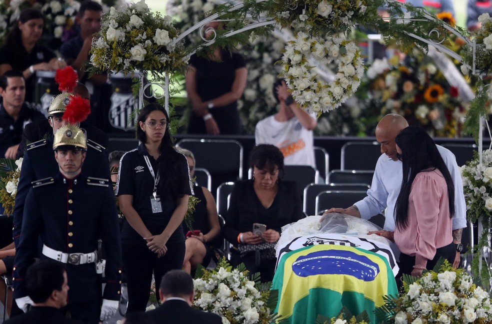 O ex-jogador Edinho, filho de Pelé, se despede do pai durante velório na Vila Belmiro, no dia 3 de janeiro de 2023 — Foto: Carla Carniel/Reuters