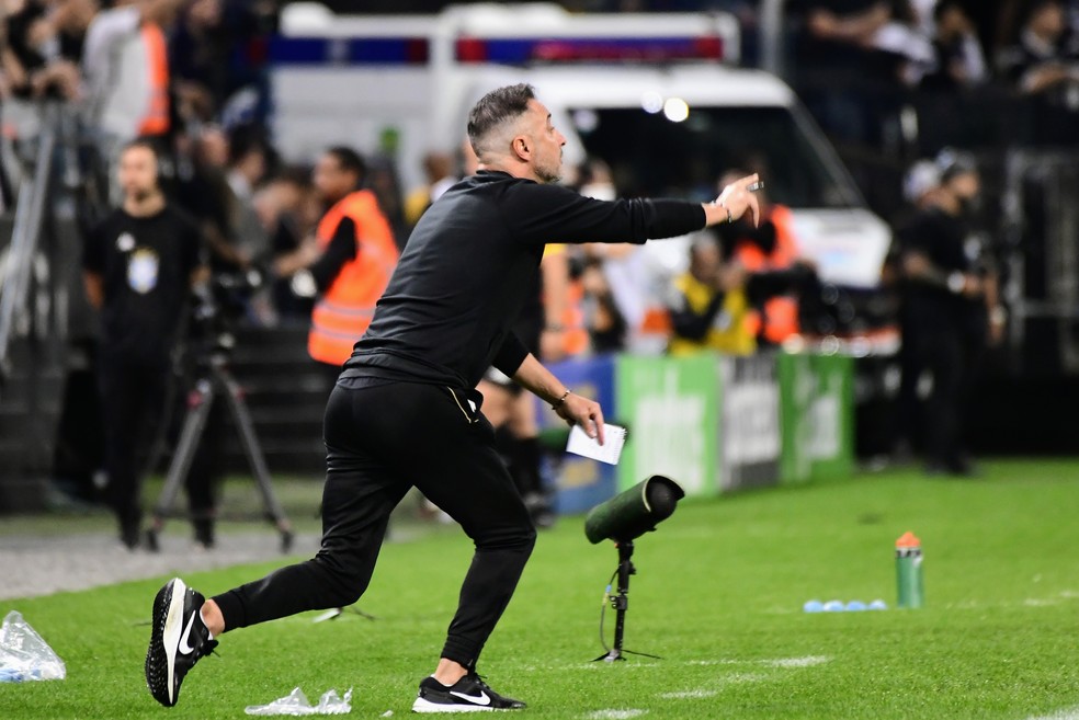 Vítor Pereira em Corinthians x Flamengo — Foto: Marcos Ribolli