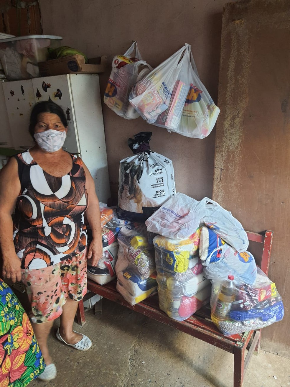 Dona Neuza recebeu muitas doações de cestas básicas após a divulgação do vídeo — Foto: Rosany Cristina/ Divulgação