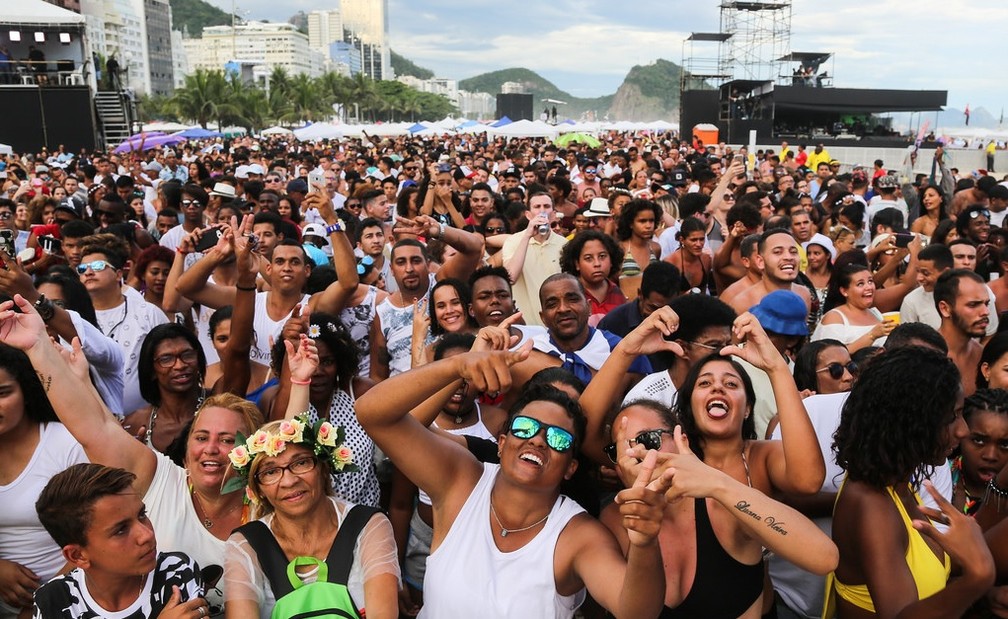 Público faz a festa em Copacabana durante o show de Alex Cohen (Foto: Fernando Maia / RioTur / Divulgação)