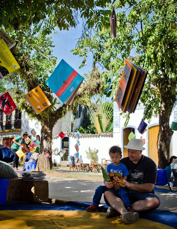 Livros pendurados nas árvores, ao alcance das crianças (Foto: Walter Craveiro)