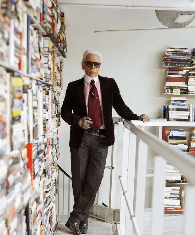 No ateliê de Karl Lagerfeld, livros preenchem as paredes por completo.  (Foto: The Selby/ Reprodução)