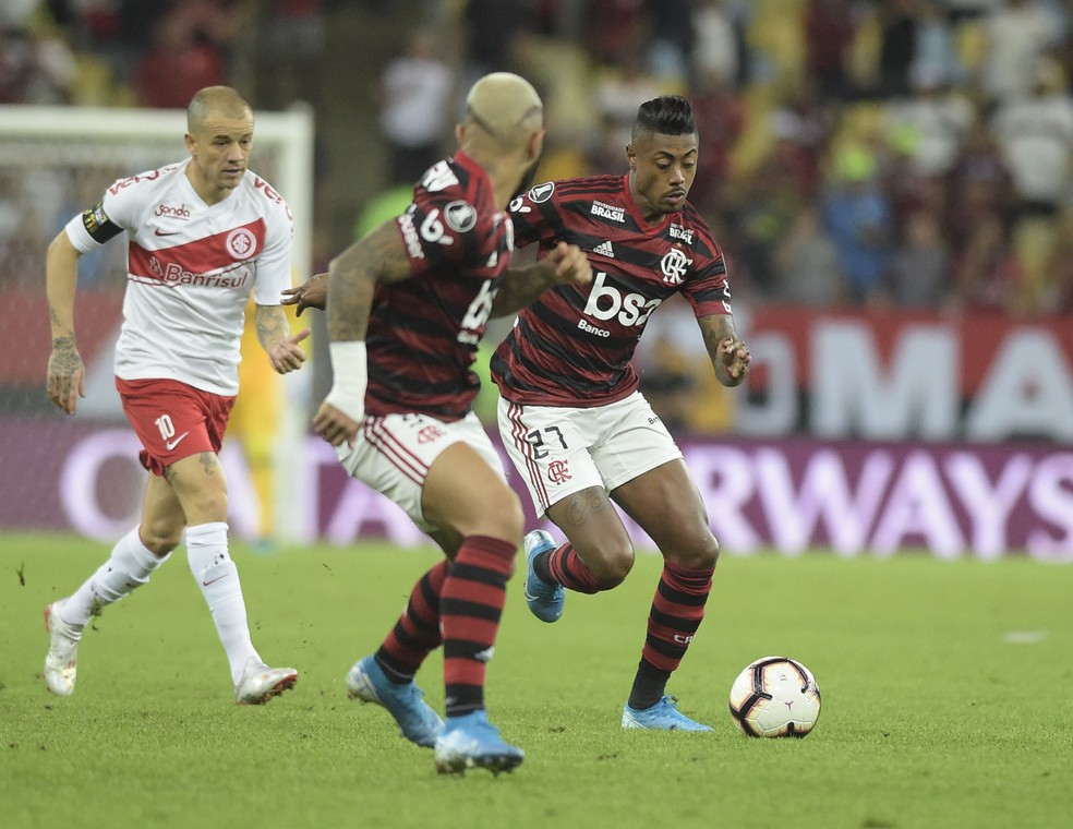 Bruno Henrique e Gabigol na vitória do Flamengo sobre o Inter — Foto: André Durão