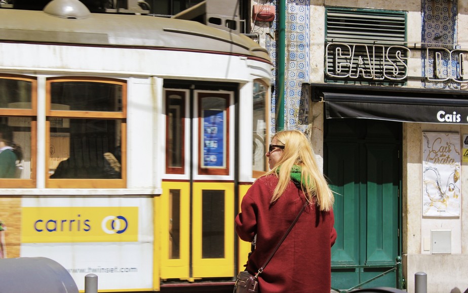 Mulher caminha em uma rua de Lisboa