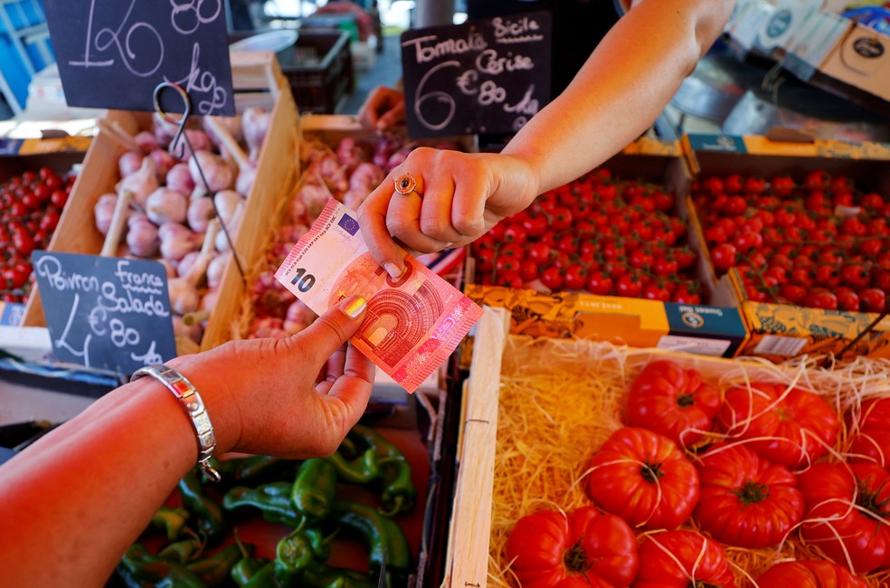 Consumidor usa nota de dez euros para pagar compras em Nice, na França, em imagem de arquivo — Foto: Eric Gaillard/Reuters