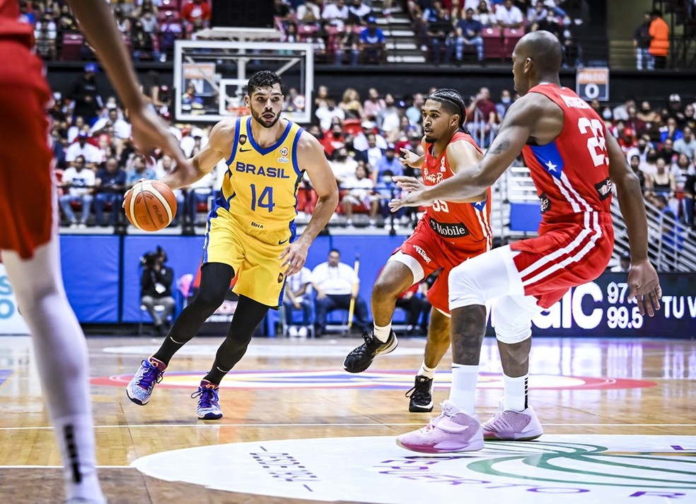 Léo Meindl tenta levar o Brasil ao ataque — Foto: Divulgação/FIBA