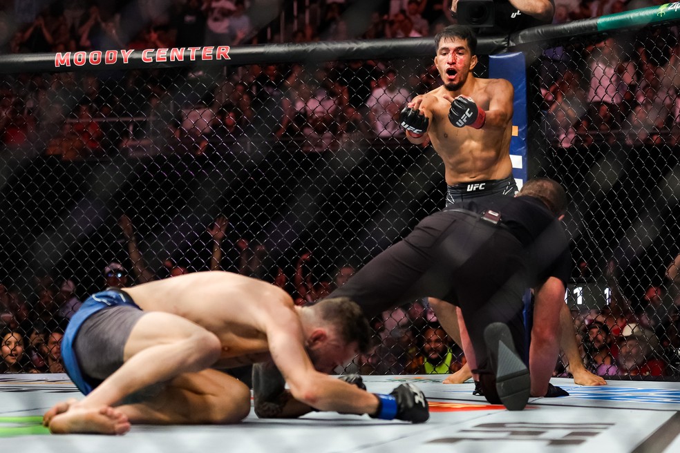 Adrian Yanez (dir.) é apartado pelo árbitro e faz gestos obscenos para Tony Kelley (esq.) — Foto: Carmen Mandato/Getty Images
