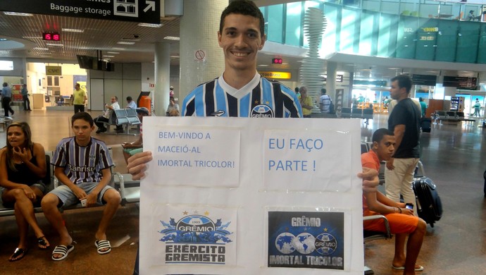 Fã de CRB e Grêmio recebe gaúchos com faixa e escolhe torcida na quarta