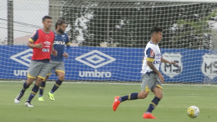 Em dia de trabalho dobrado, Cruzeiro apura toque de bola e forma física