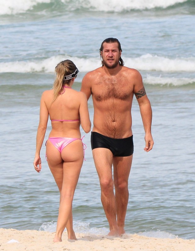 Diego Alemão curte dia de praia com a namorada Andresa Malucelli no Rio (Foto: AgNews/Fabricio Pioyani)