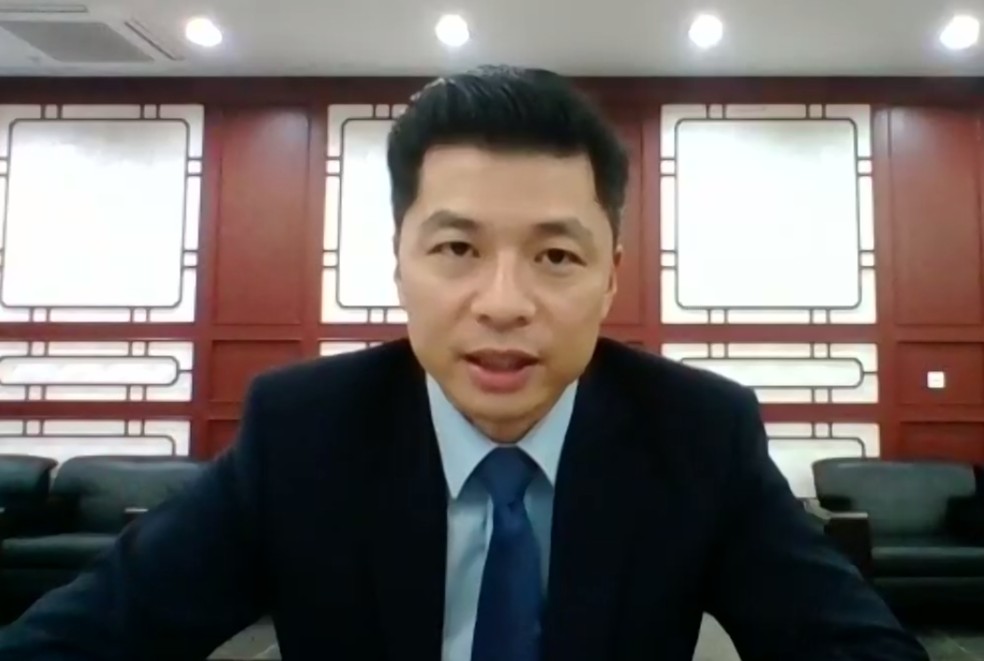  O ministro Conselheiro da Embaixada da China, Qu Yuhui, em videoconferência — Foto: G1 Política