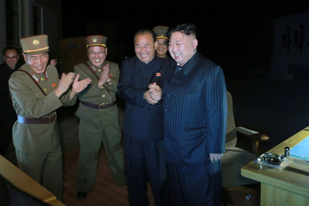 O líder da Coreia do Norte, Kim Jong-un, durante teste de míssil intercontinental balístico em foto não datada divulgada pela agência estatal KCNA em Pyongyang (Foto: KCNA via Reuters)