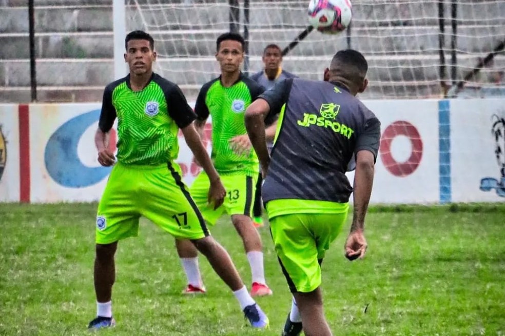 Jogadores do Nacional de Patos j� treinam sob o comando do novo t�cnico � Foto: Luiz Guedes / Nacional de Patos