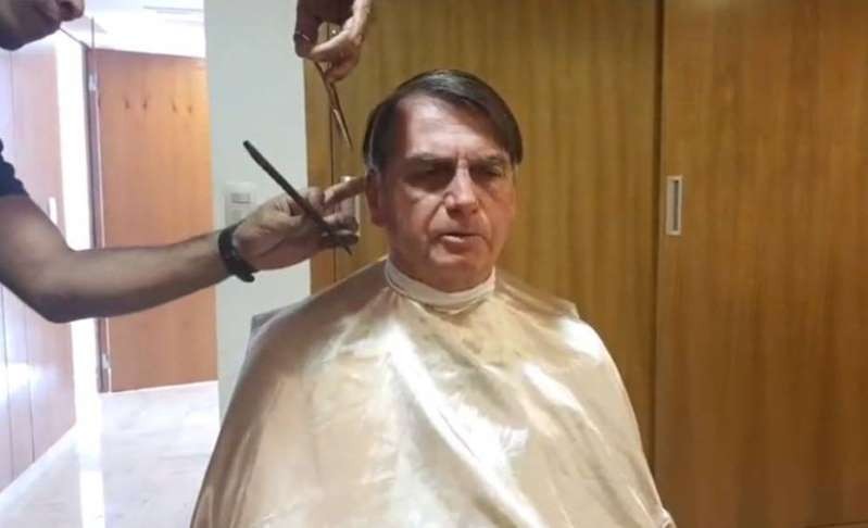 Bolsonaro cortando o cabelo