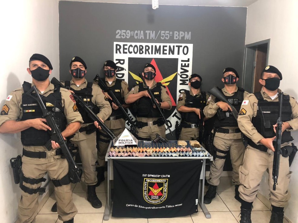 Equipe que participou da ocorrência em Buritizeiro — Foto: Polícia Militar/Divulgação