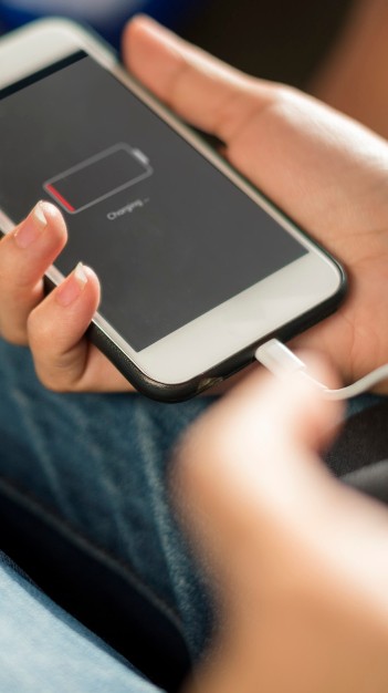 Bateria do celular indo pro ralo? Descubra se o culpado é você