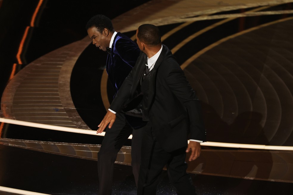 Treta de verdade ou encenação? Chris Rock recebe soco de Will Smith  no palco do Oscar 2022 — Foto: Neilson Barnard/ Getty Images 