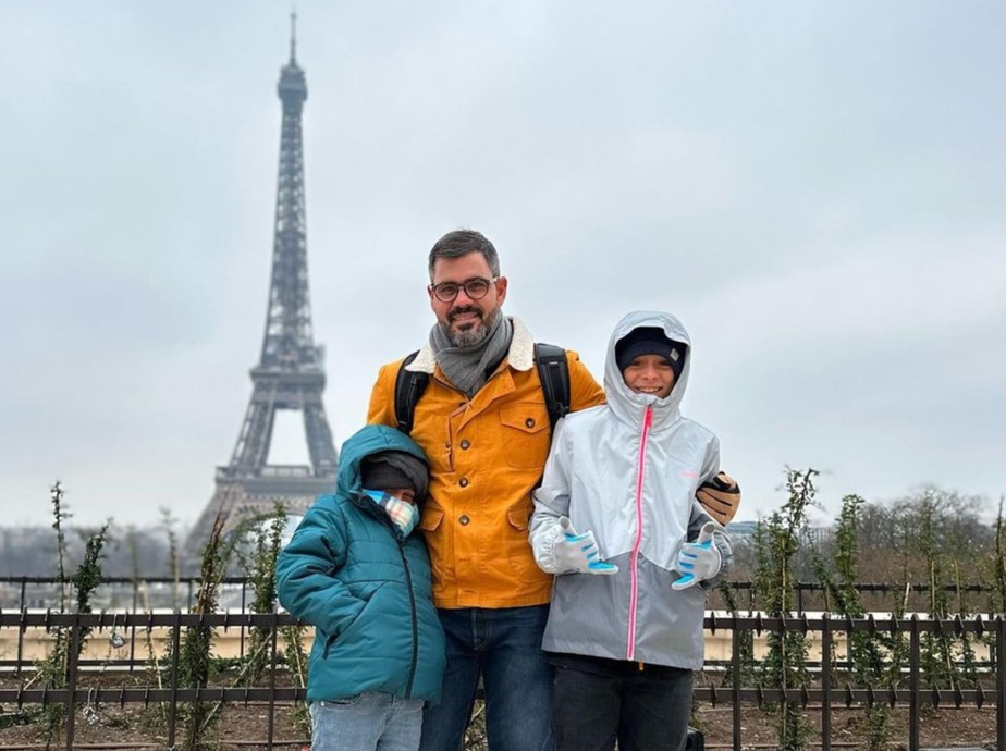 Juliano Cazarré e filhos em Paris