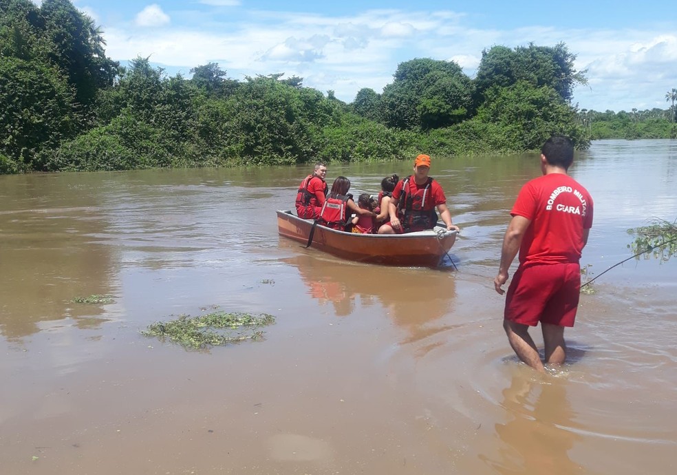 Vítimas foram resgatadas de bote após cheia do Rio Acaraú, em Massapê — Foto: Corpo de Bombeiros