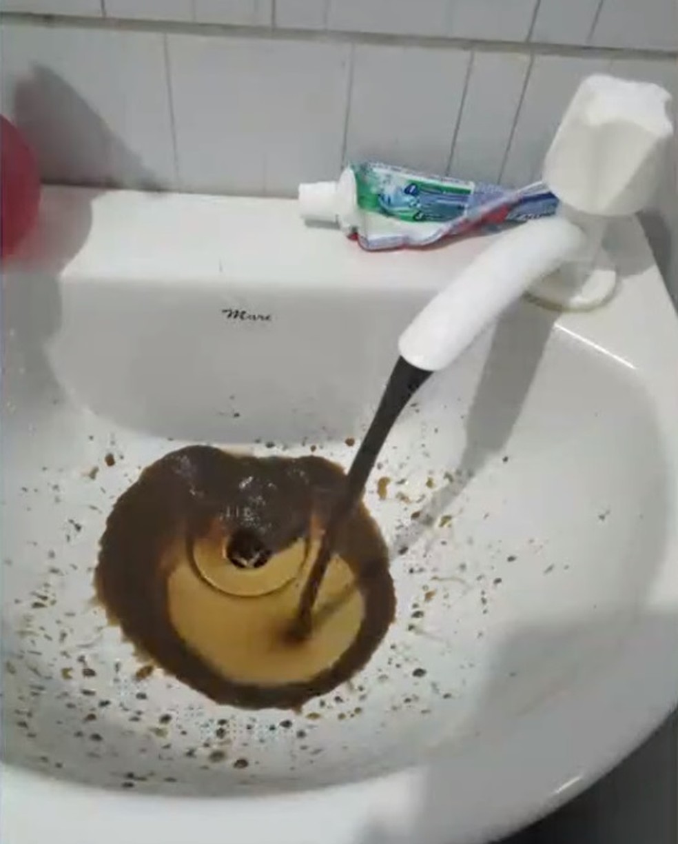 Moradores do munic&iacute;pio Esp&iacute;rito Santo, no RN, relatam surgimento de &aacute;gua com apar&ecirc;ncia de lama nas torneiras &mdash; Foto: Reprodu&ccedil;&atilde;o/Inter TV Cabugi