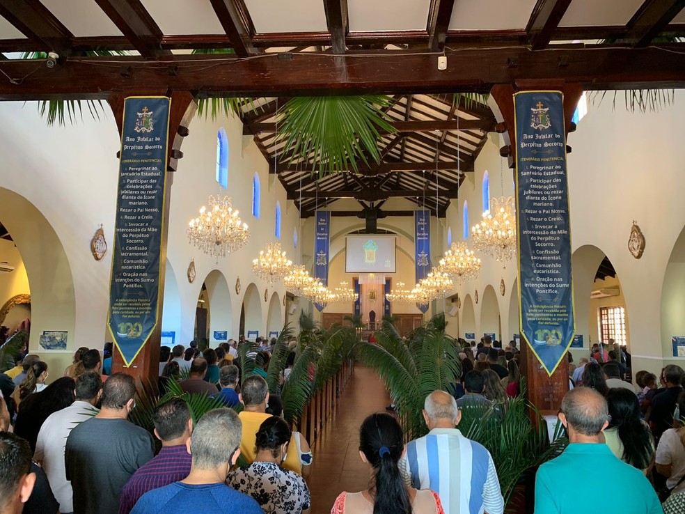 Domingo de ramos leva inúmeros fiéis a santuário. — Foto: Lorena Segala