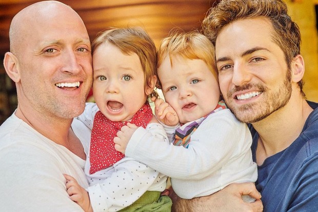 Paulo Gustavo e o marido, Thales Bretas, com os filhos, Gael e Romeu (Foto: Reprodução Instagram)