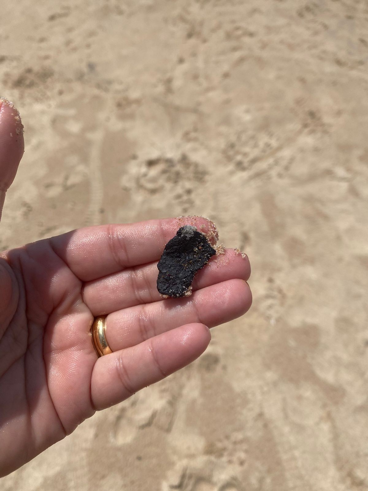 Banhistas encontram material parecido com óleo em praia de Rio das