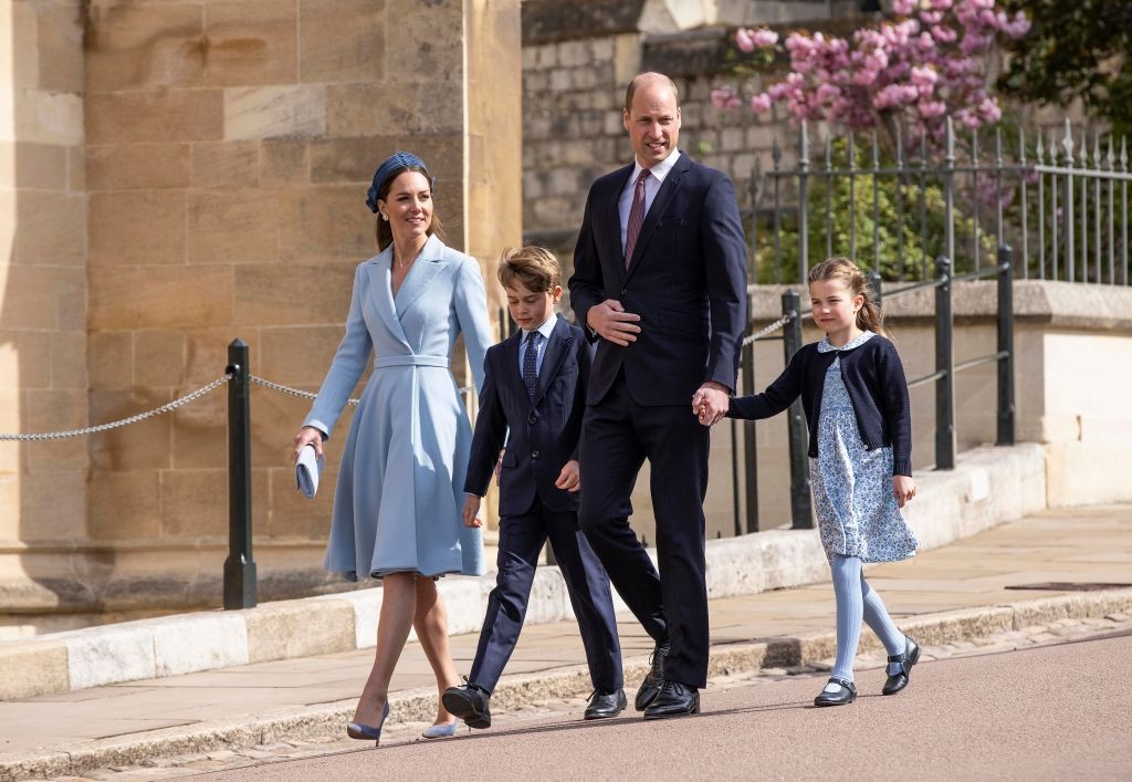 WINDSOR, ENGLAND - APRIL 17: Prince William, Duke of Cambridge, Catherine, Duchess of Cambridge attend the Easter Matins Service at St George's Chapel at Windsor Castle on April 17, 2022 in Windsor, England. (Photo by Jeff Gilbert-WPA Pool/Getty Images) (Foto: Getty Images)