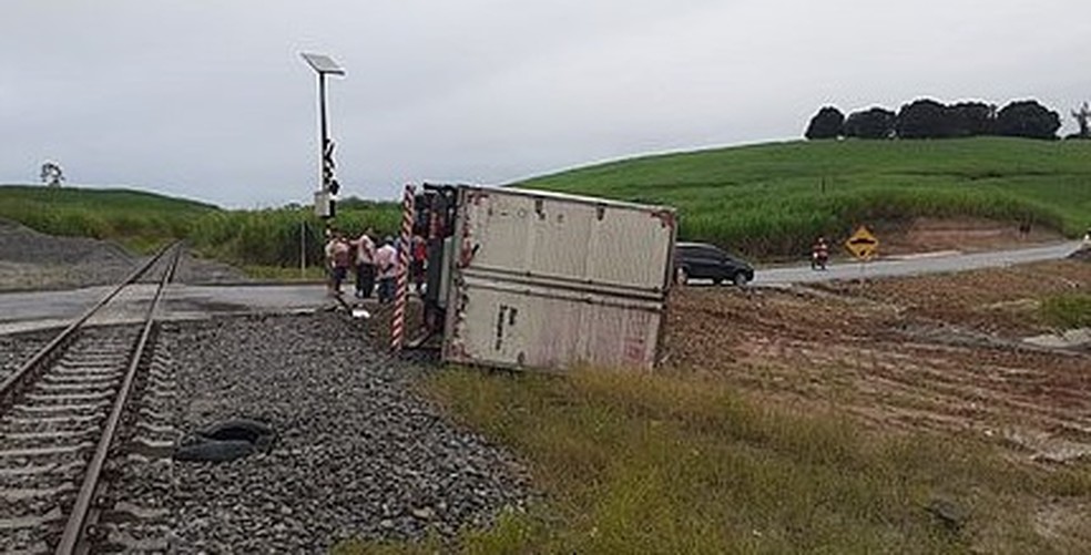 Caminhão tombou após colidir com VLT em Rio Largo, AL  — Foto: Redes sociais