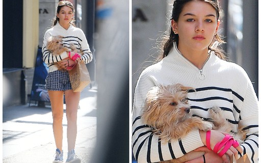 Suri Cruise leva cachorrinho no colo em passeio em Nova York