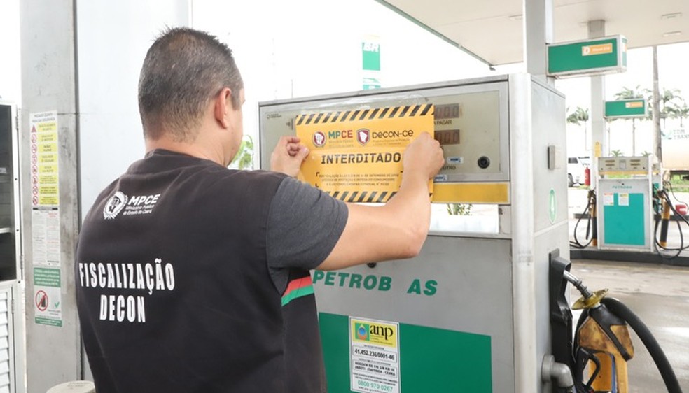 Posto de combustível em Itaitinga teve bombas interditadas por vender óleo diesel adulterado. — Foto: MPCE/ Divulgação