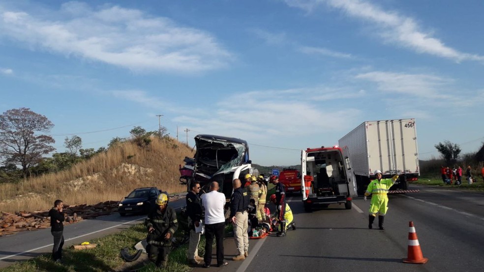 Segundo os bombeiros, 44 pessoas estavam no ônibus — Foto: Corpo de Bombeiros / Divulgação