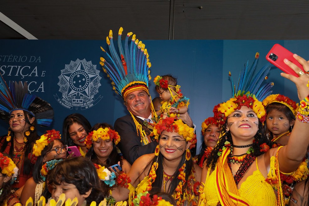 O presidente Jair Bolsonaro vestiu um cocar para receber, em evento no Ministério da Justiça, a medalha do mérito indigenista  — Foto: Clauber Cleber Caetano/PR