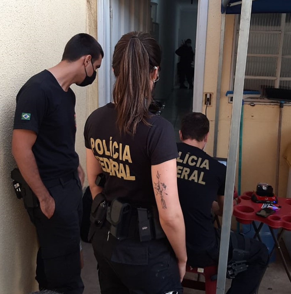 Policiais federais cumprem mandado de busca e apreensão no Recife — Foto: Polícia Federal/Divulgação