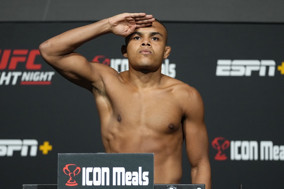 Nikolas Motta pesagem UFC Walker x Hill — Foto: Getty Images