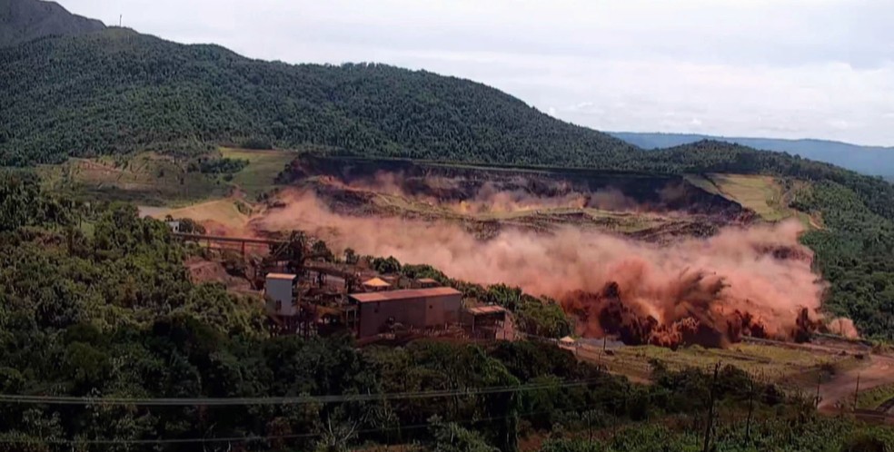 Imagem do momento em que a barragem B1, da Vale, se rompeu em Brumadinho — Foto: Reprodução/TV Globo