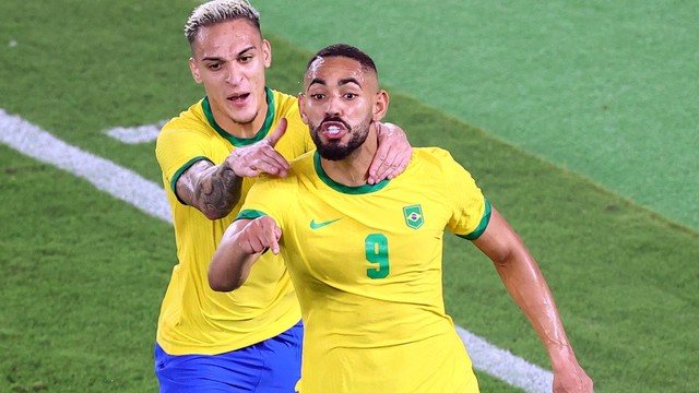 Matheus Cunha comemora gol do Brasil com Antony na final do torneio masculino de futebol das Olimpíadas de Tóquio