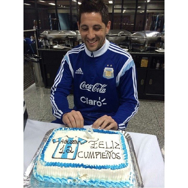 Orión faz aniversário e ganha bolo surpresa na Argentina