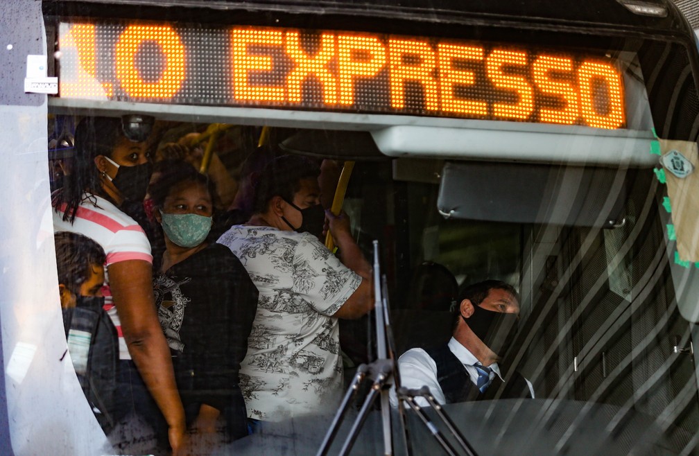 8/6/2020 - Enquanto as autoridades pedem isolamento, quem precisa trabalhar no Rio precisa pegar o BRT lotado — Foto: WILTON JUNIOR/ESTADÃO CONTEÚDO