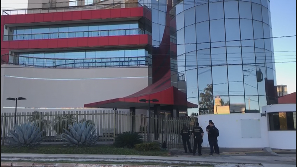 Policiais federais em prédio no SIA (Foto: Reprodução/TV Globo)