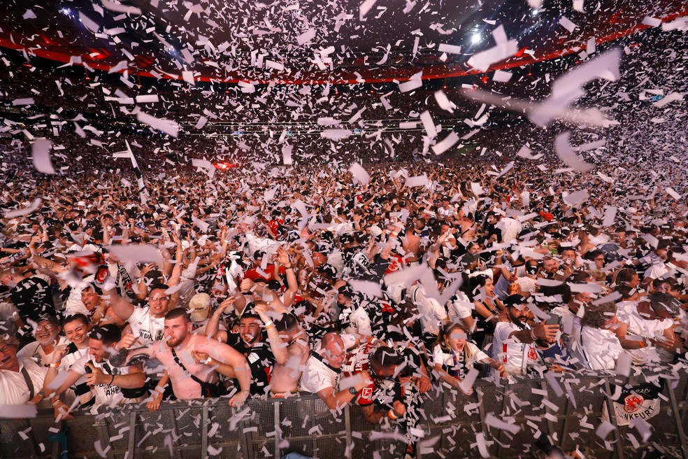 Torcedores do Eintracht vibram no estádio da equipe, em Frankfurt, com título da Liga Europa conquistado diante do Rangers — Foto: Ronald Wittek/EFE
