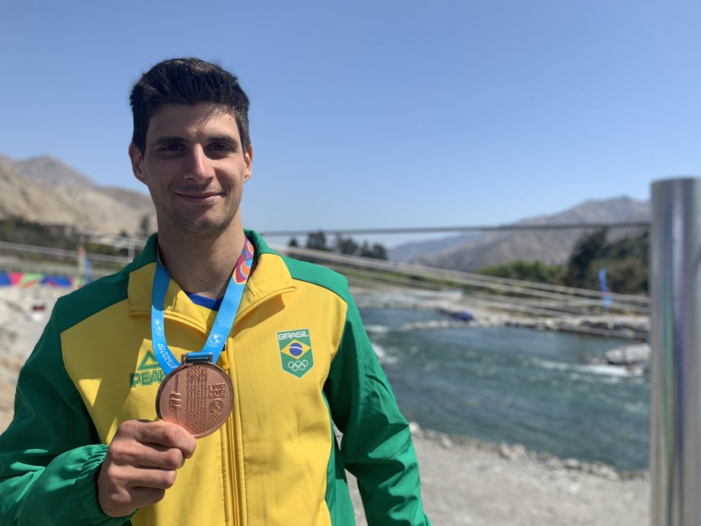 Felipe Borges com a medalha de bronze em Lima — Foto: Gabriel Fricke