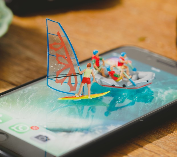 É um celular? É um oceano? Para as miniaturas do projeto Encolhi as Pessoas, pode ser várias coisas! (Foto: Renan Viana/Divulgação)